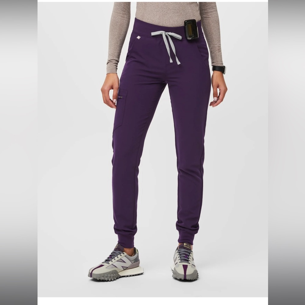 Purple Jam Zamora™ - Petite Jogger Scrub Pants

S - Purple Jam - Petite